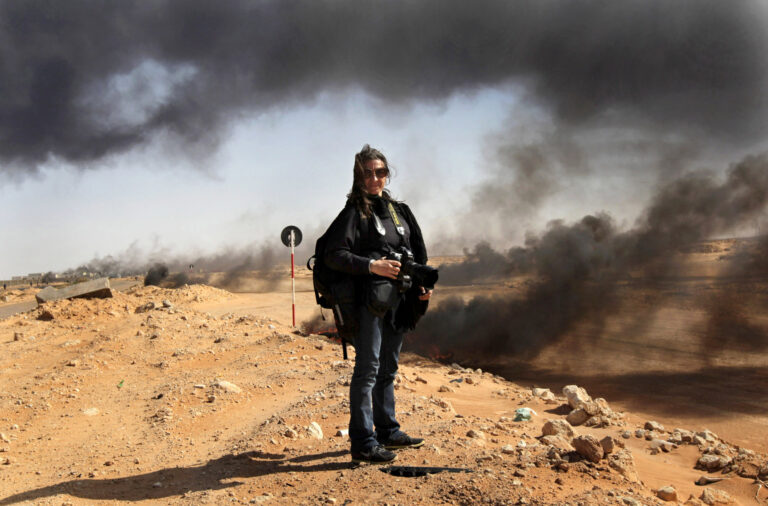 Read more about the article ΛΙΝΣΕΪ ΑΝΤΑΡΙΟ:15 χρόνια φωτογραφίζω πολέμους, της Λιβύης ήταν ο πιο επικίνδυνος.